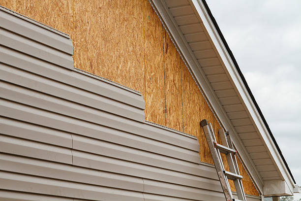 Professional Emergency Siding Repair technician working in Middleburg, FL